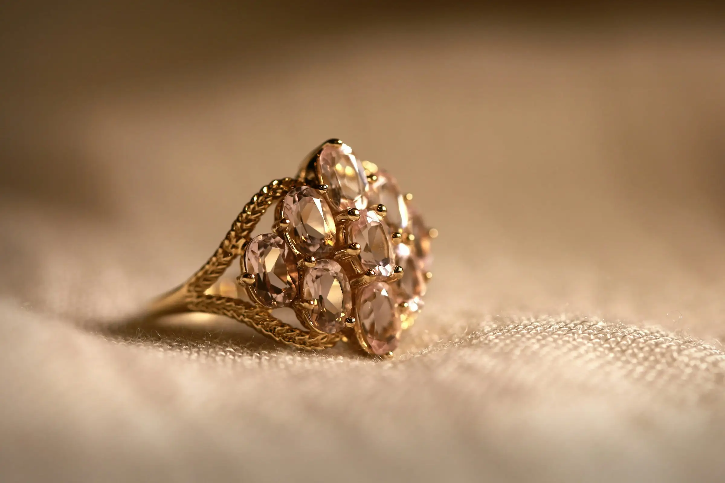 Un anello d'oro rosa con pietre a grappolo