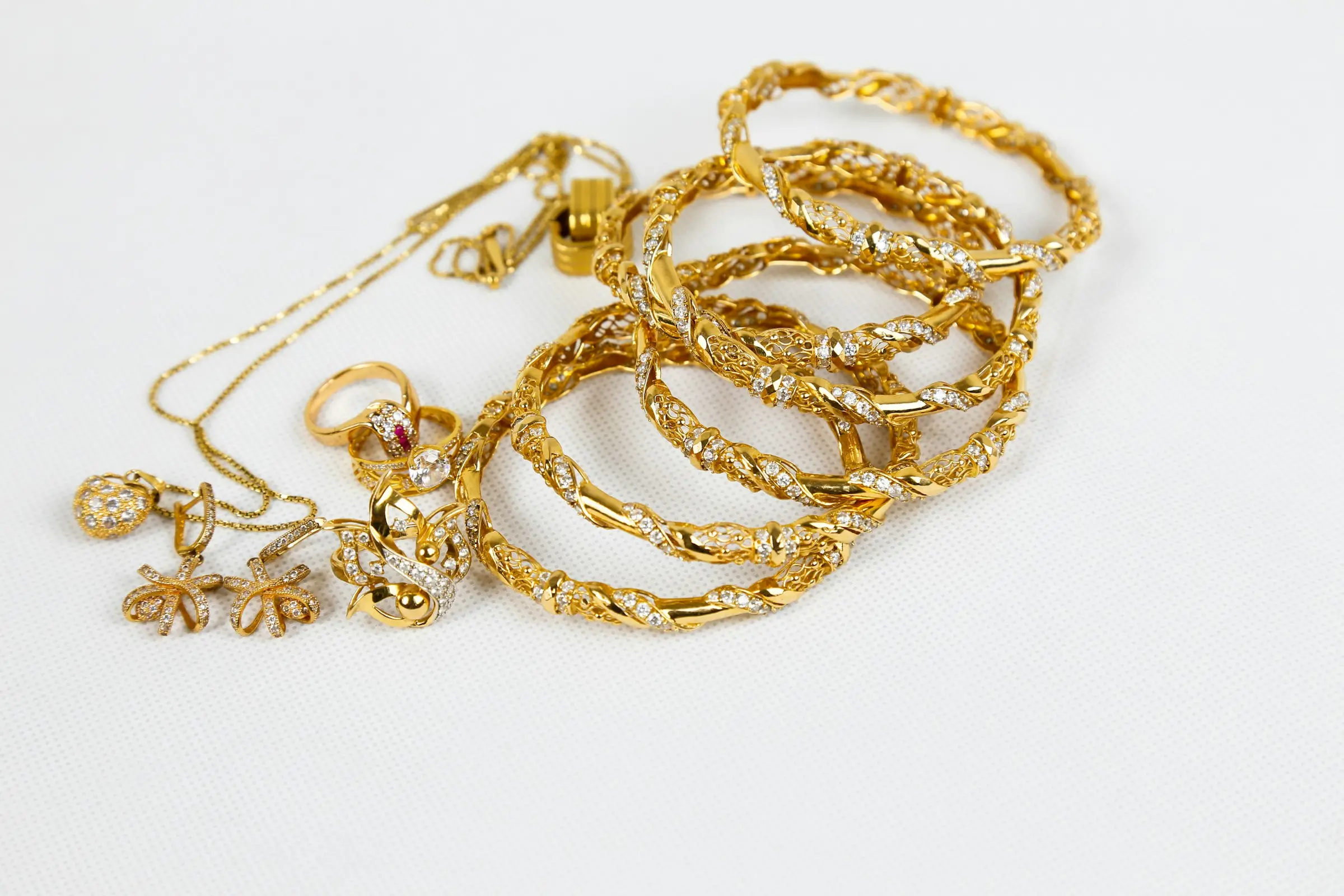 Catenine e bracciali in oro giallo sul banco
