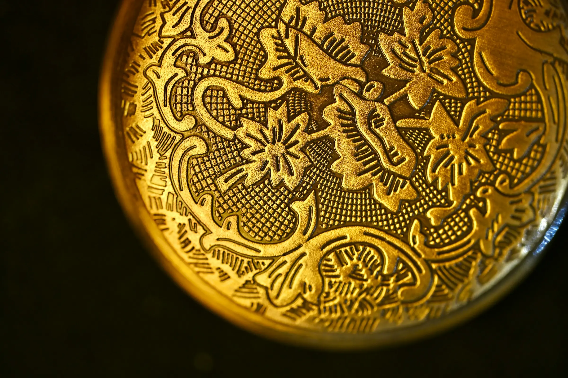 Il disegno a fiori inciso a mano su una cassa d'oro