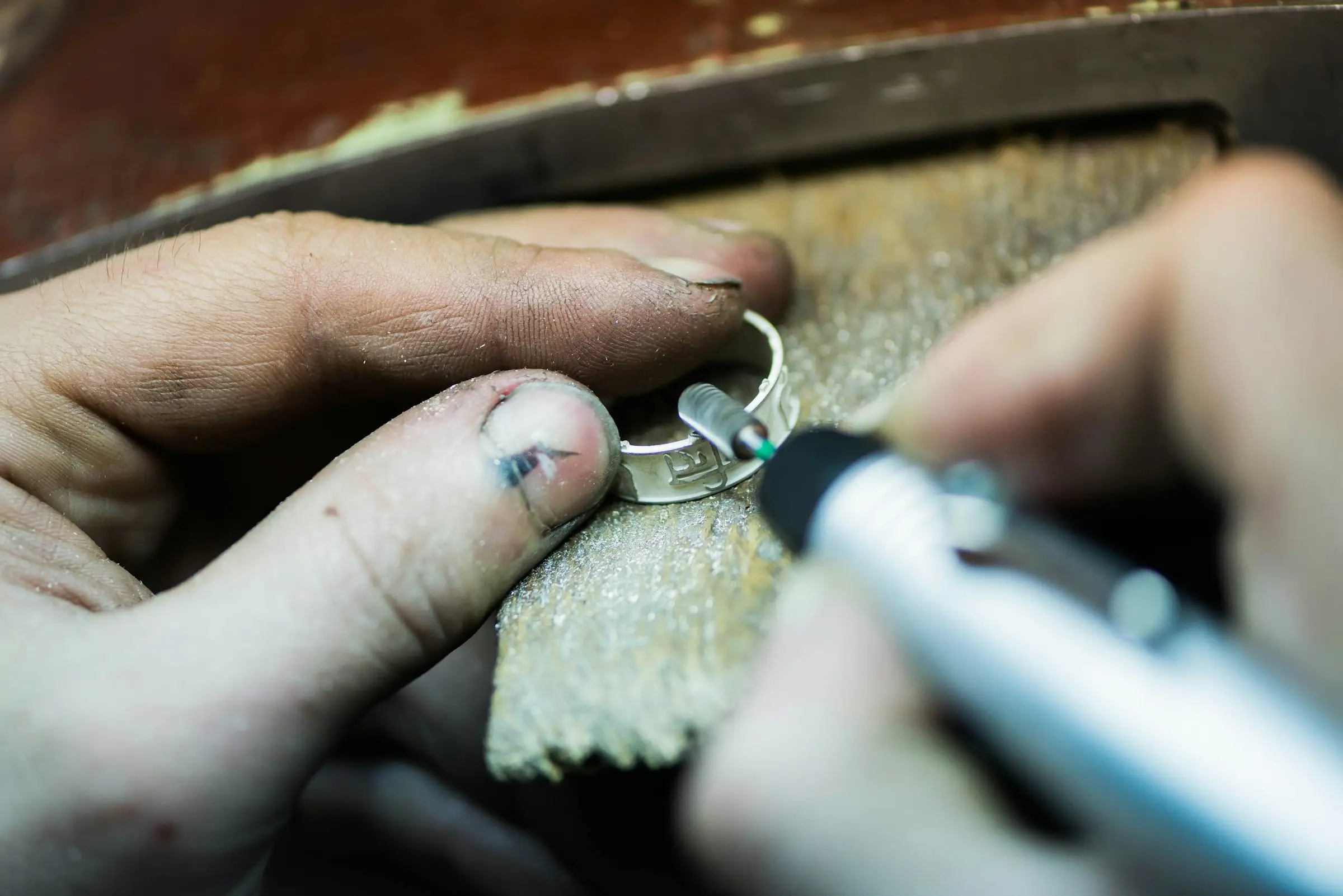 Un anello lucidato al micromotore