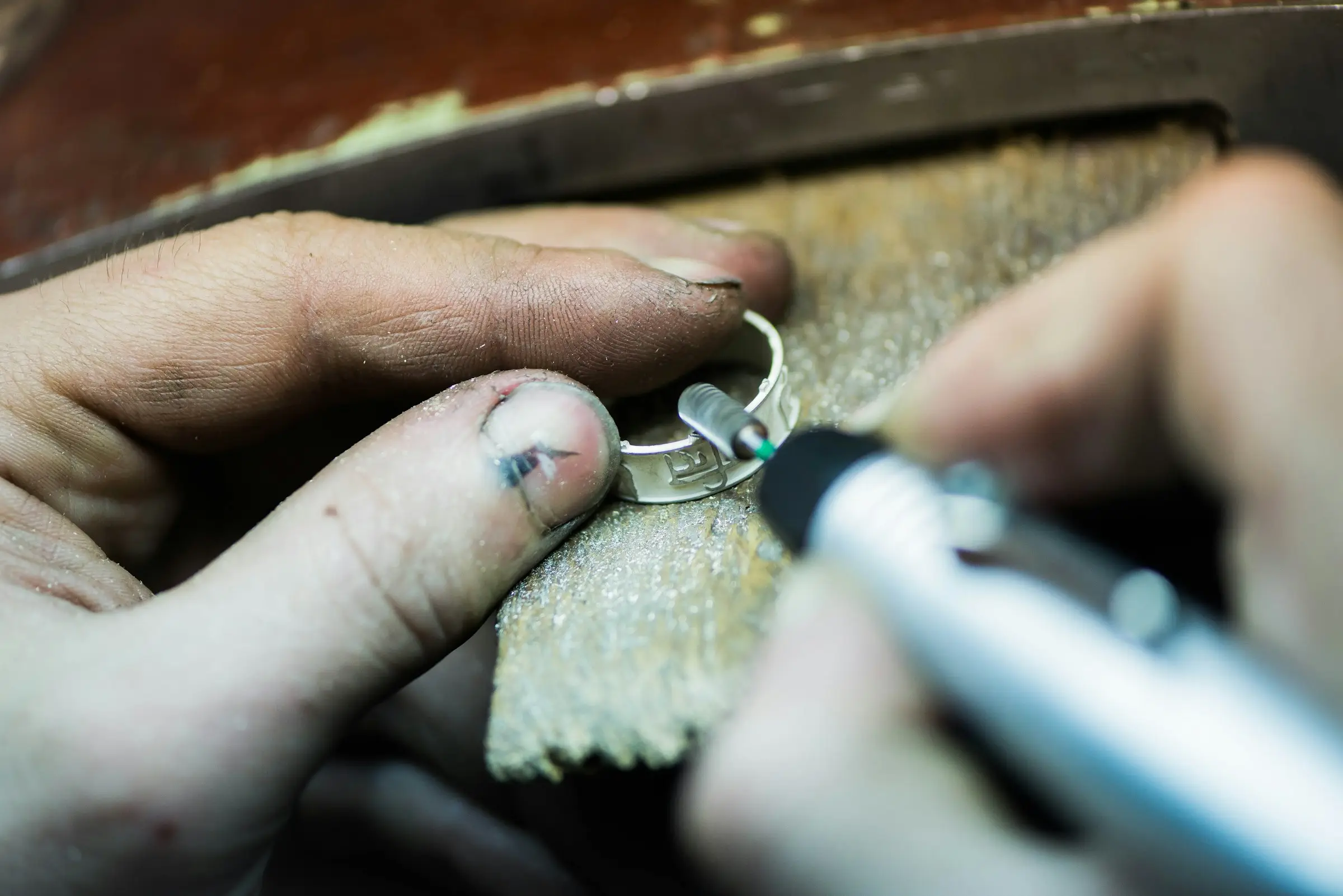 Un anello d'argento con pietra verde lucidato al micromotore
