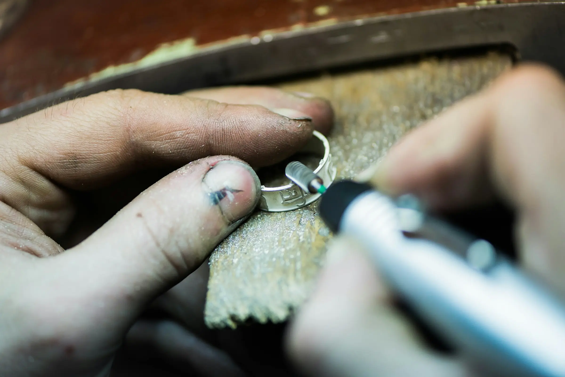 Un anello d'argento con pietra verde lucidato al micromotore