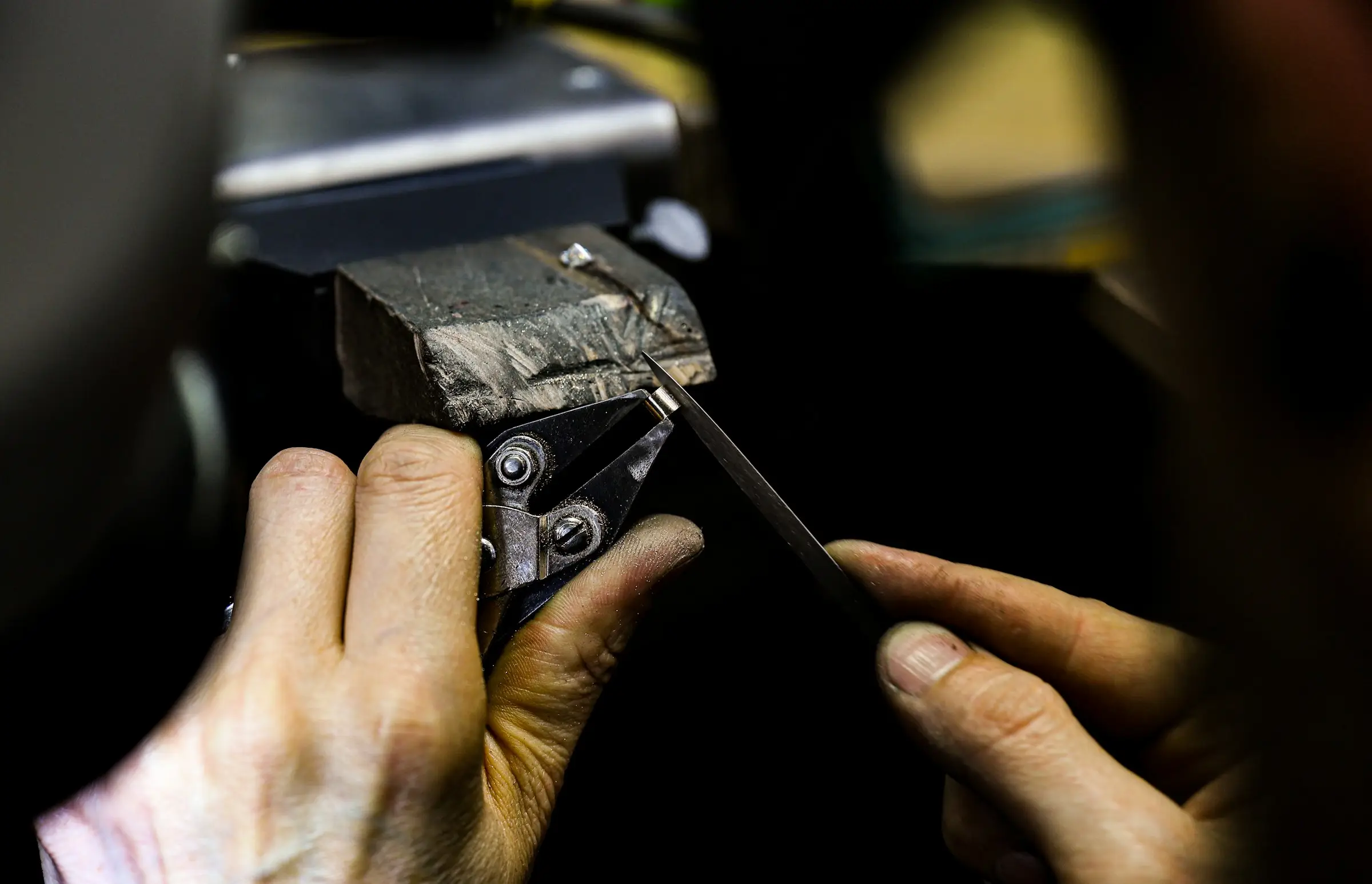 Un anello stretto nella morsa, limato a mano