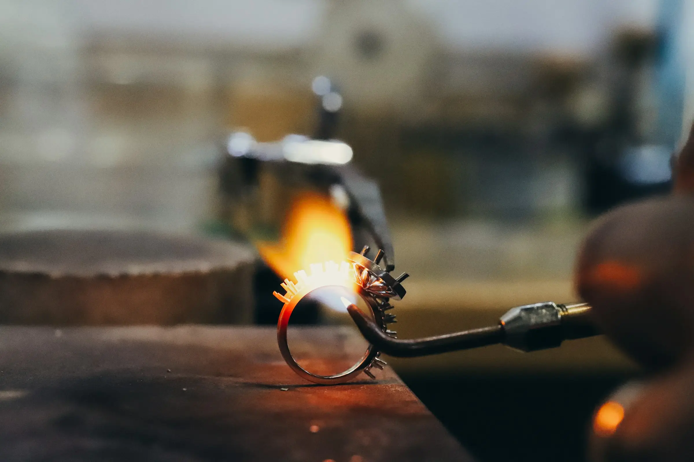 La fiamma del cannello su un anello