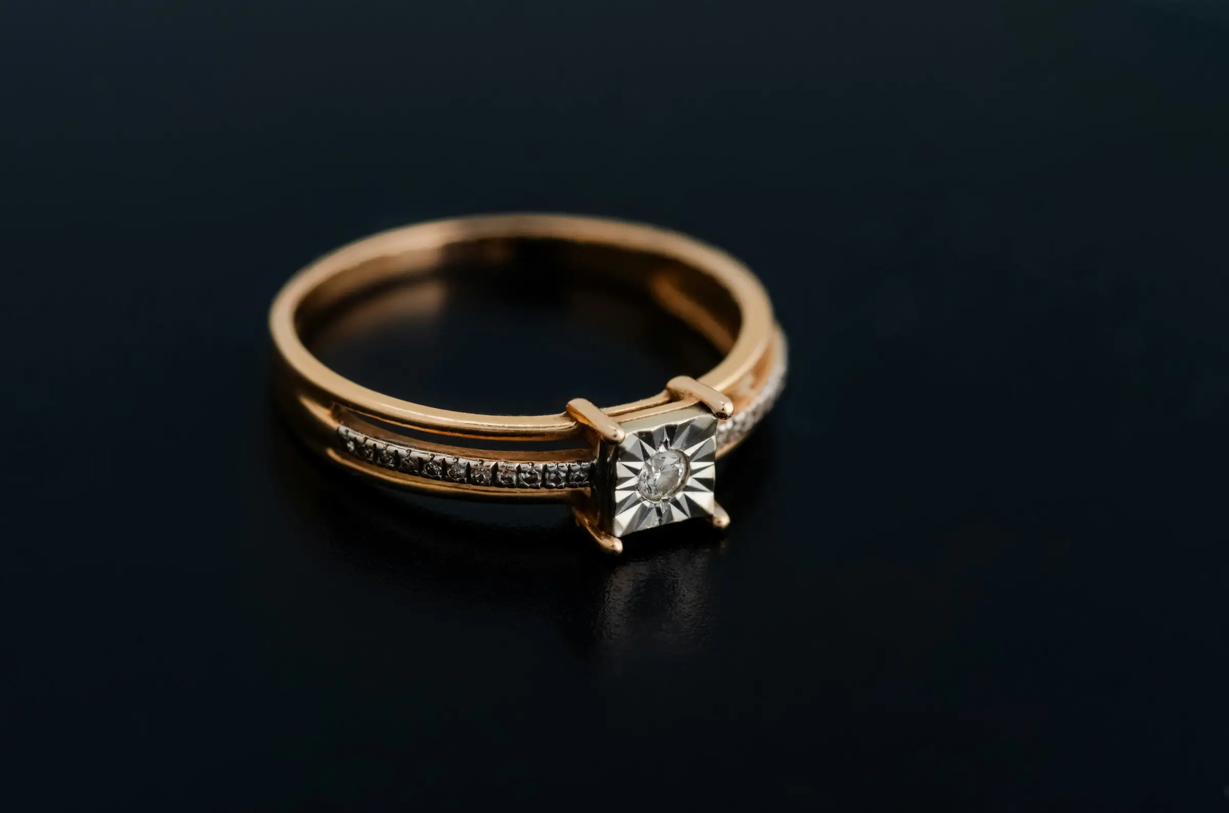 Un anello con un brillante su fondo nero